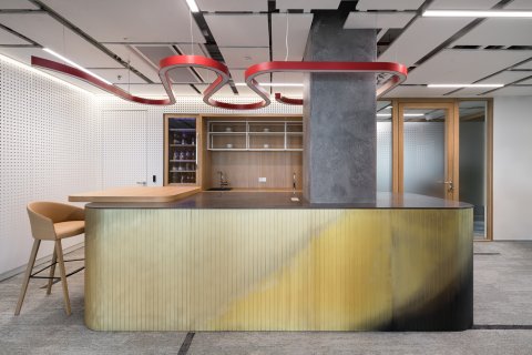Mosazný bar, A&O Shearman, Praha
